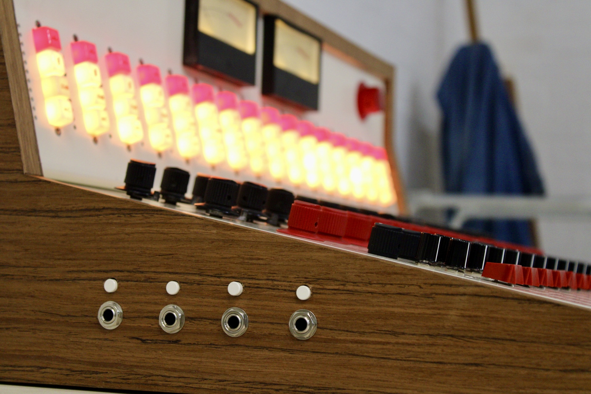 Console teak case and inputs